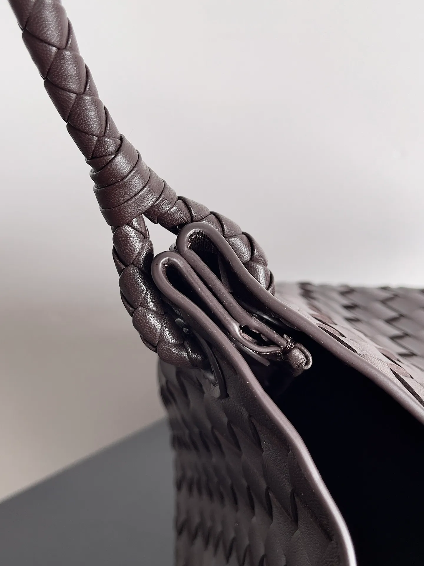 Batch 2660 24 early autumn new model Andiamo Parachute is made of a whole piece of woven leather. It is processed by folding stitching at the four corners. # Craftsmanship and creativity. The large size is atmospheric and practical. One of the must-selects for BV. It has a large space, can hold a computer, the shoulder strap is thick, and the upper shoulder is very comfortable. The large parachute can be carried on the body and can be carried on the body. The upper body is versatile and cute☺️ Style number: 796571 Size: 30*26*20cm